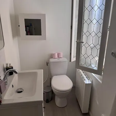 Le Farges-chambre En Colocation-appartement Partage A 3min De La Gare St Roch-laconciergeriebynina ホームステイ