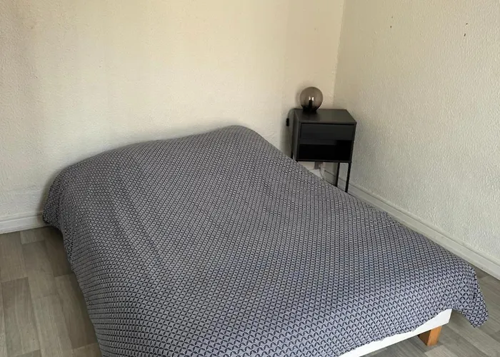 Quarto em Acomodações Particulares Le Farges-chambre En Colocation-appartement Partagé à 3min De La Gare St Roch-laconciergeriebynina Montpellier